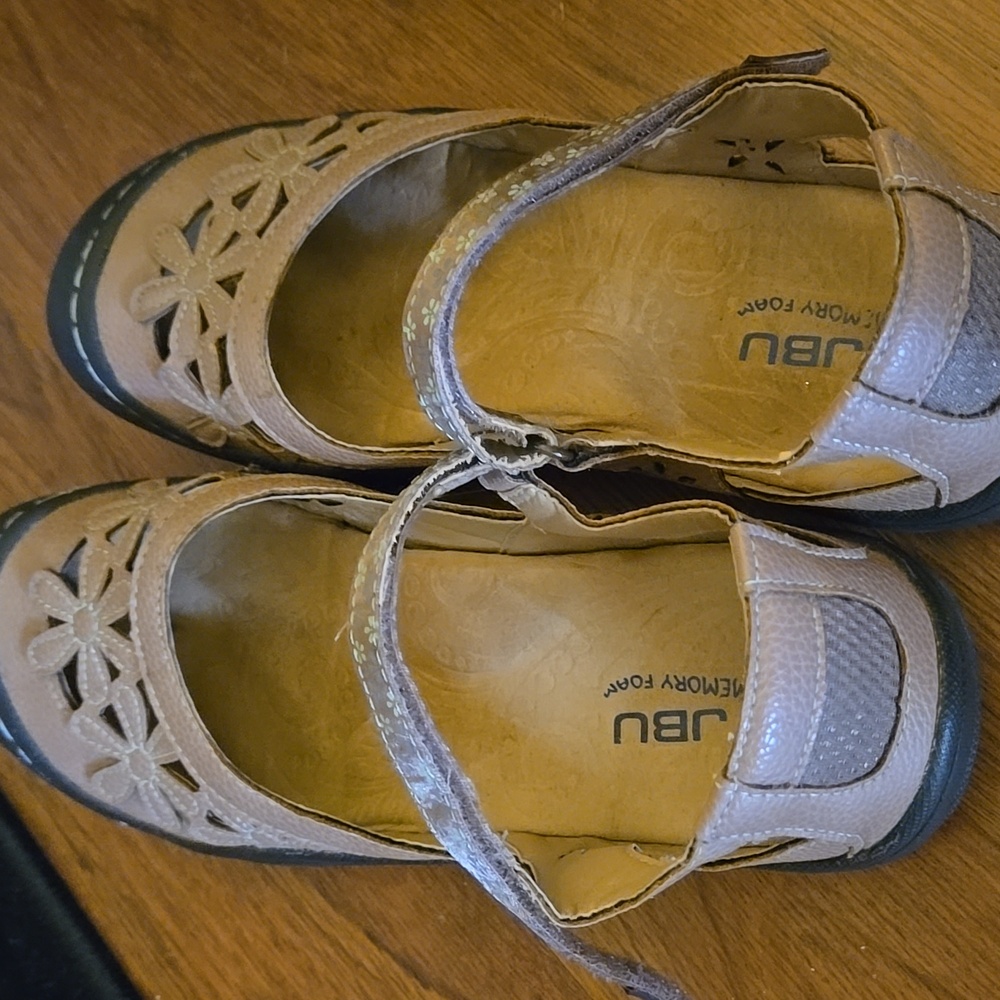 JBU Wildflower Tan Black Mary Jane Shoes Floral Fabric Velcro Strap Close 9 EUC - Picture 2 of 8